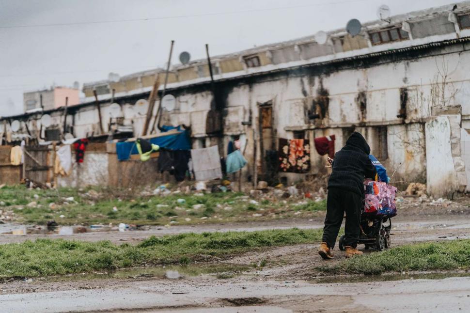 REPORTAJ. Oamenii din Grajduri. Locul unde zeci de copii sunt condamnați la o viață în mizerie și sărăcie extremă 966803