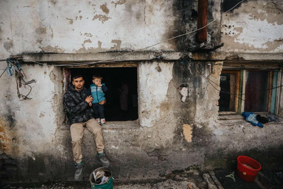 REPORTAJ. Oamenii din Grajduri. Locul unde zeci de copii sunt condamnați la o viață în mizerie și sărăcie extremă 966804