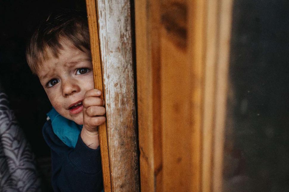 REPORTAJ. Oamenii din Grajduri. Locul unde zeci de copii sunt condamnați la o viață în mizerie și sărăcie extremă 966805