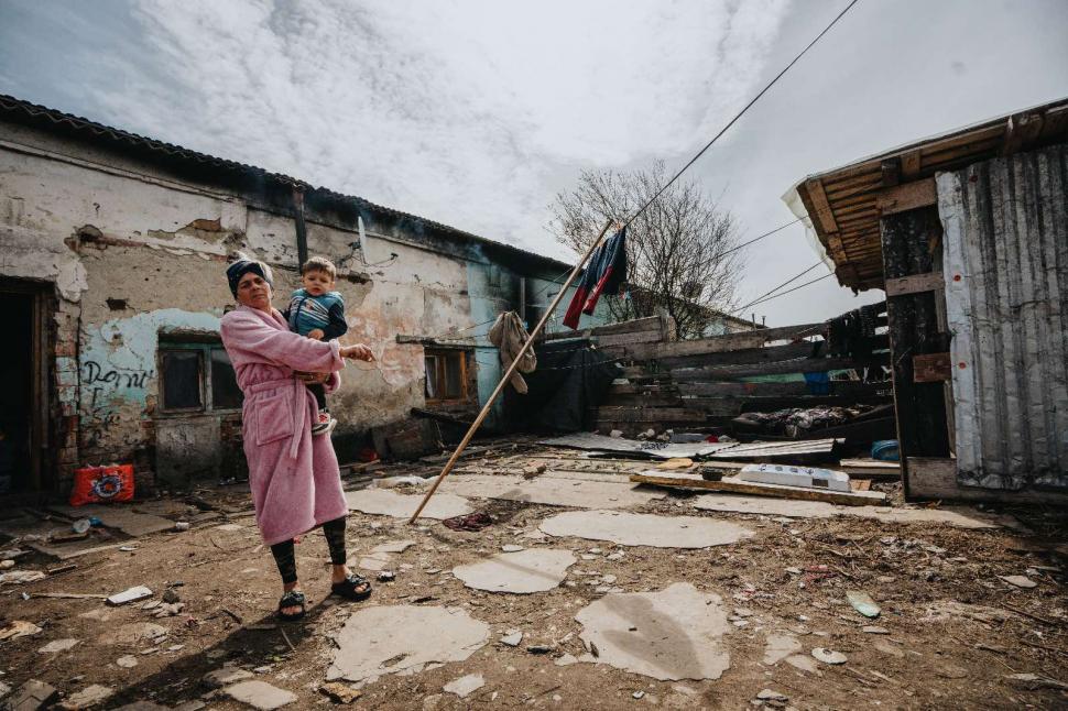 REPORTAJ. Oamenii din Grajduri. Locul unde zeci de copii sunt condamnați la o viață în mizerie și sărăcie extremă 966813