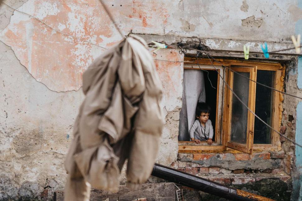 REPORTAJ. Oamenii din Grajduri. Locul unde zeci de copii sunt condamnați la o viață în mizerie și sărăcie extremă 966814