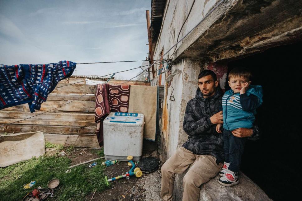 REPORTAJ. Oamenii din Grajduri. Locul unde zeci de copii sunt condamnați la o viață în mizerie și sărăcie extremă 966816