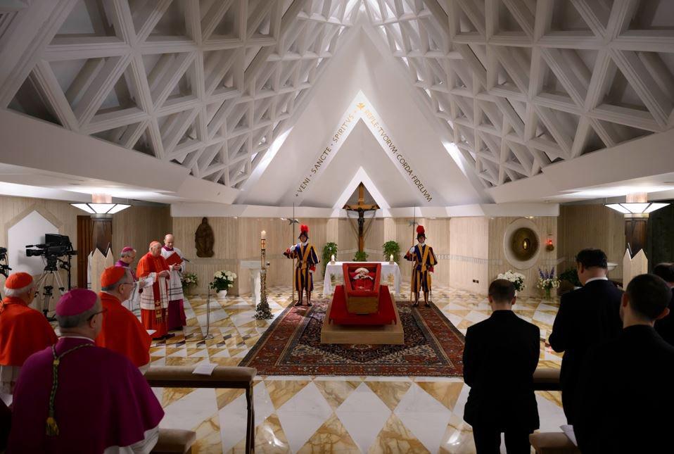 Vaticanul a publicat primele imagini cu sicriul în care a fost depus Papa Francisc 966946