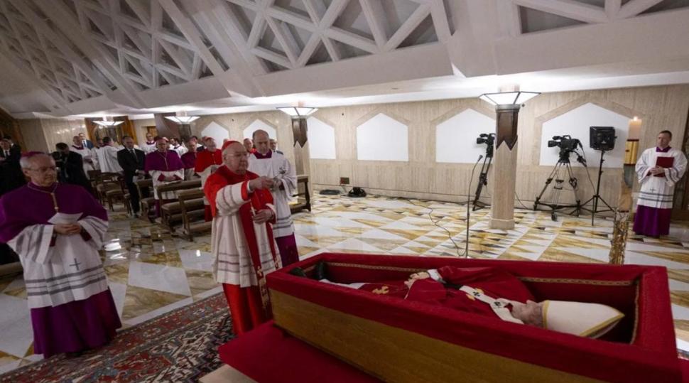 Vaticanul a publicat primele imagini cu sicriul în care a fost depus Papa Francisc 966948