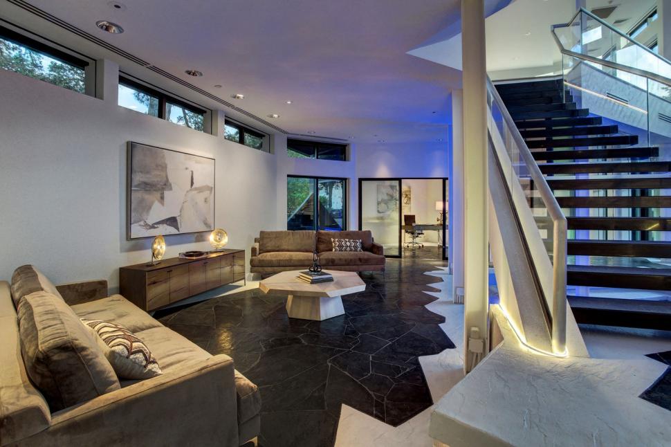  Lumea este fascinată de o casă cu un aspect bizar, care tocmai s-a vândut cu o sumă uriașă. Cum arată în interior 967491