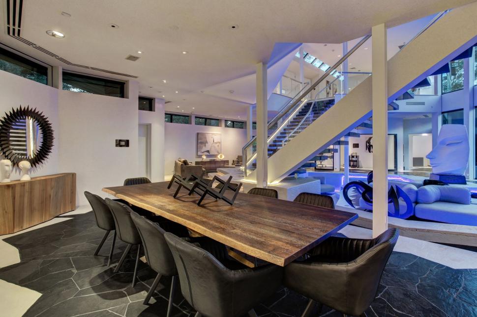  Lumea este fascinată de o casă cu un aspect bizar, care tocmai s-a vândut cu o sumă uriașă. Cum arată în interior 967495