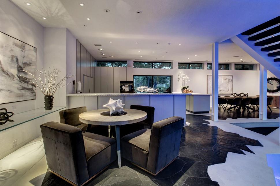  Lumea este fascinată de o casă cu un aspect bizar, care tocmai s-a vândut cu o sumă uriașă. Cum arată în interior 967496