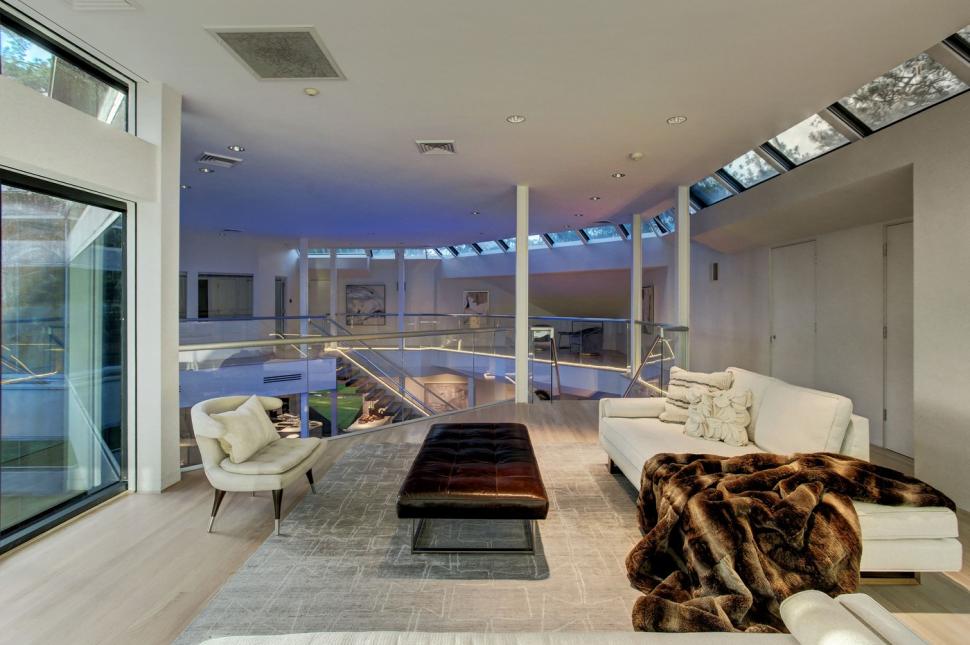  Lumea este fascinată de o casă cu un aspect bizar, care tocmai s-a vândut cu o sumă uriașă. Cum arată în interior 967498