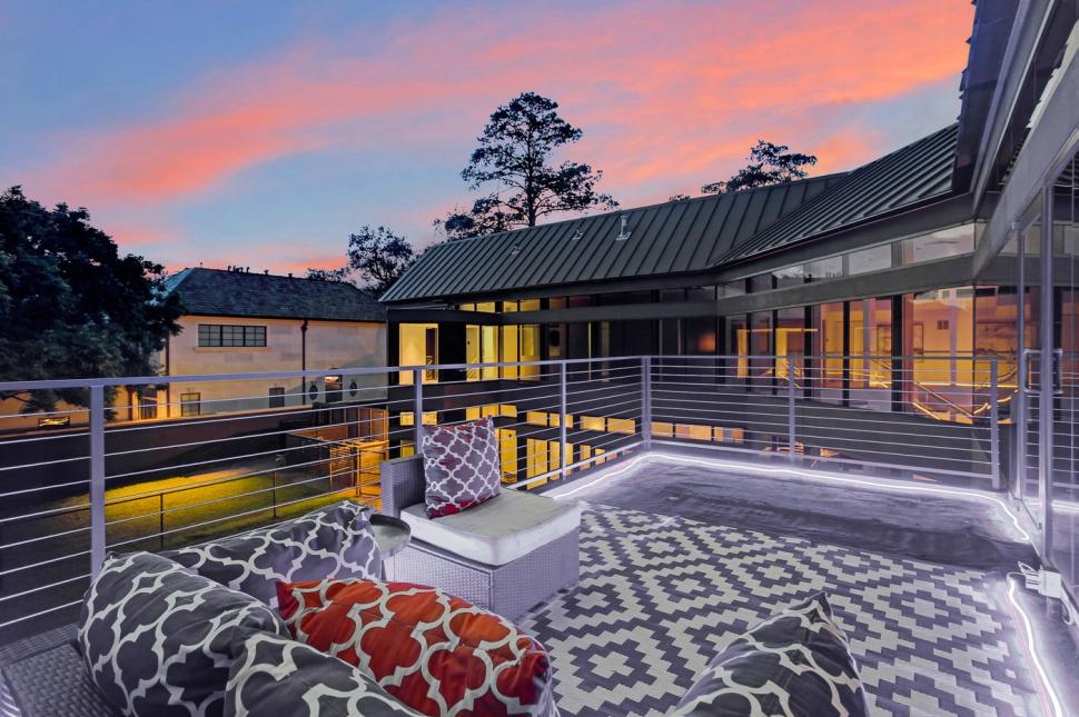  Lumea este fascinată de o casă cu un aspect bizar, care tocmai s-a vândut cu o sumă uriașă. Cum arată în interior 967500