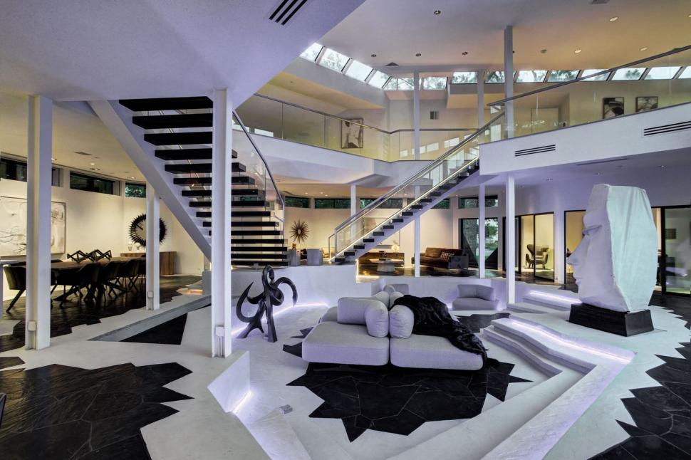  Lumea este fascinată de o casă cu un aspect bizar, care tocmai s-a vândut cu o sumă uriașă. Cum arată în interior 967501