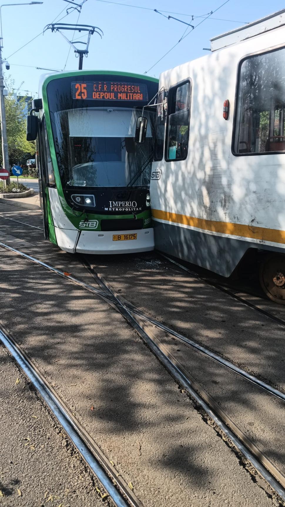 Două tramvaie s-au ciocnit în București, la Eroii Revoluției. Circulația a fost afectată 967809