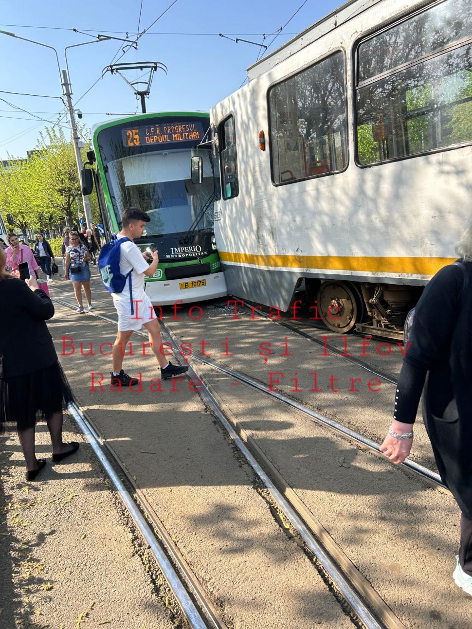 Două tramvaie s-au ciocnit în București, la Eroii Revoluției. Circulația a fost afectată 967810