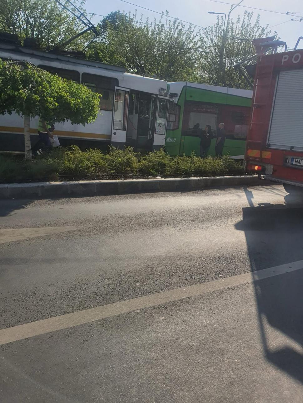 Două tramvaie s-au ciocnit în București, la Eroii Revoluției. Circulația a fost afectată 967811