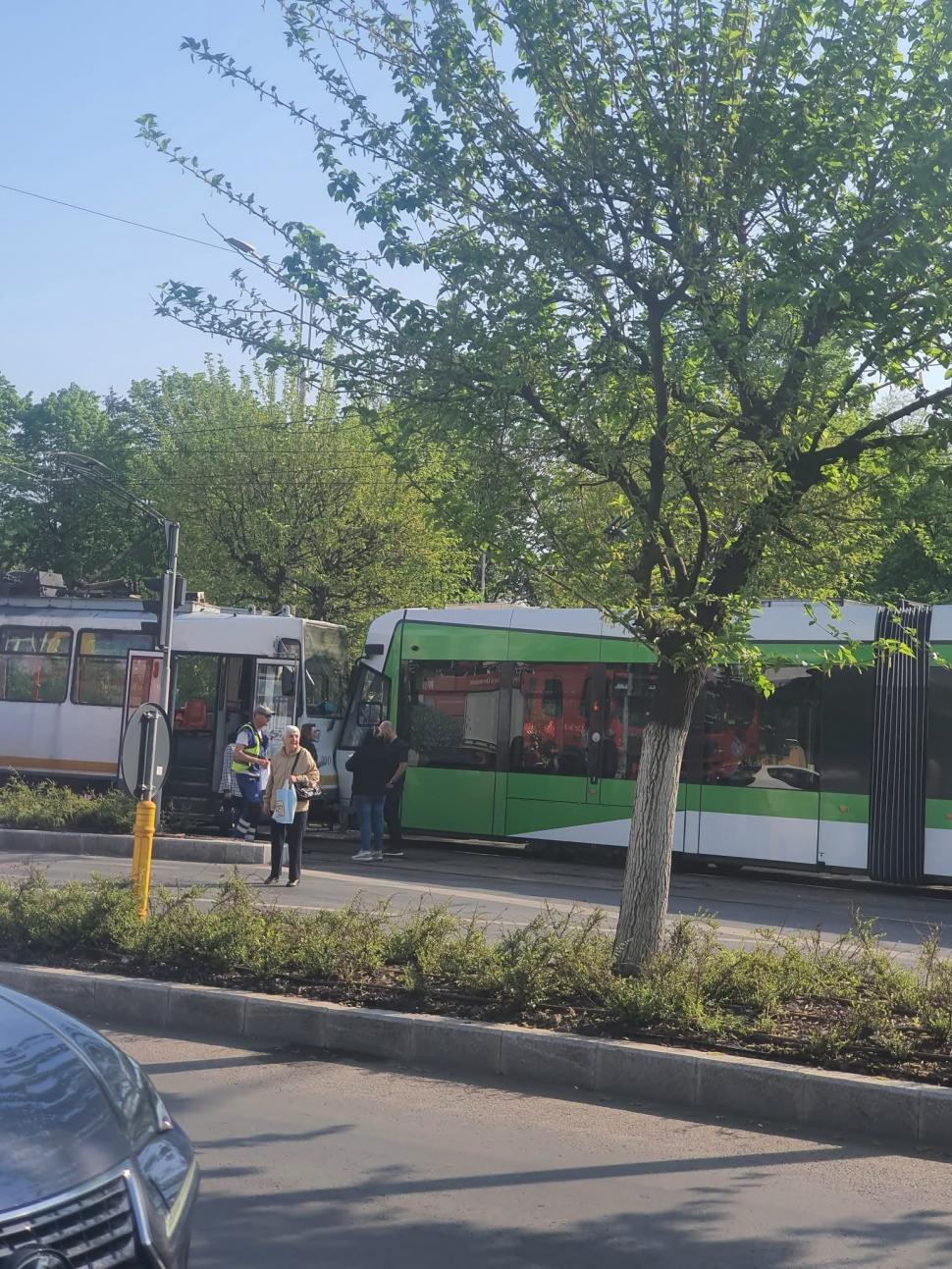 Două tramvaie s-au ciocnit în București, la Eroii Revoluției. Circulația a fost afectată 967812