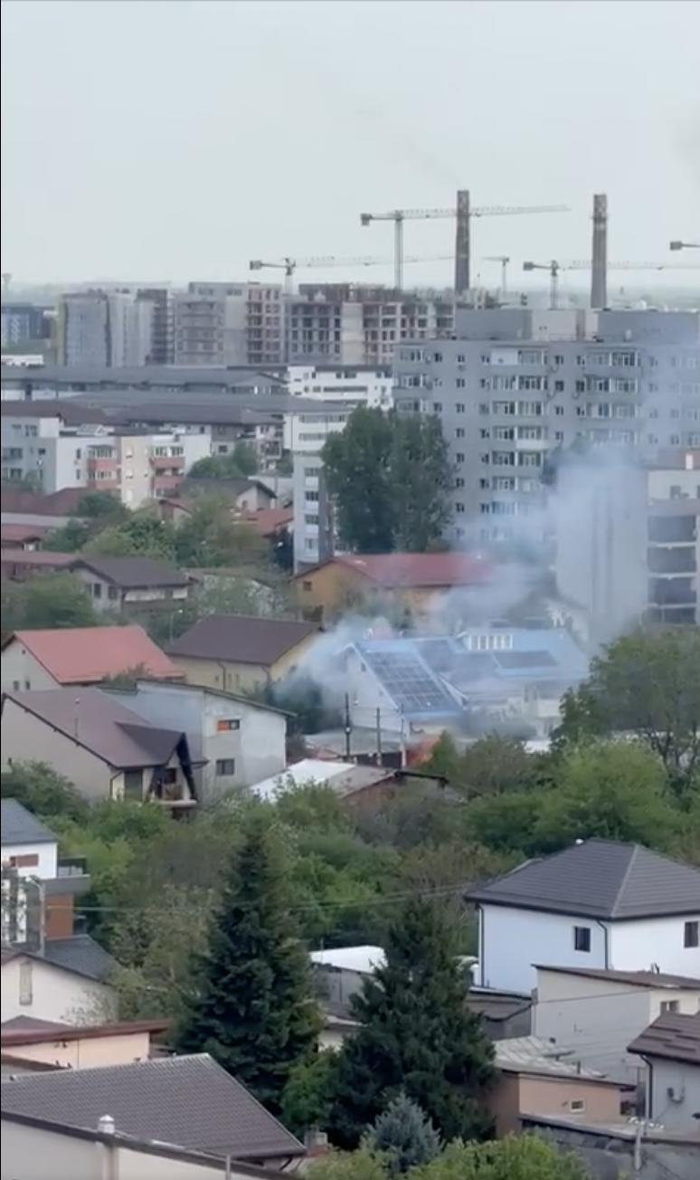 Explozie urmată de un incendiu puternic, în cartierul Titan din București: O persoană a fost rănită într-o casă cuprinsă de flăcări 967900