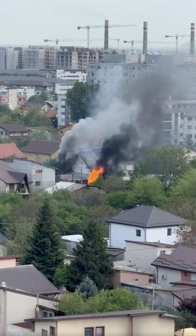 Explozie urmată de un incendiu puternic, în cartierul Titan din București: O persoană a fost rănită într-o casă cuprinsă de flăcări 967902