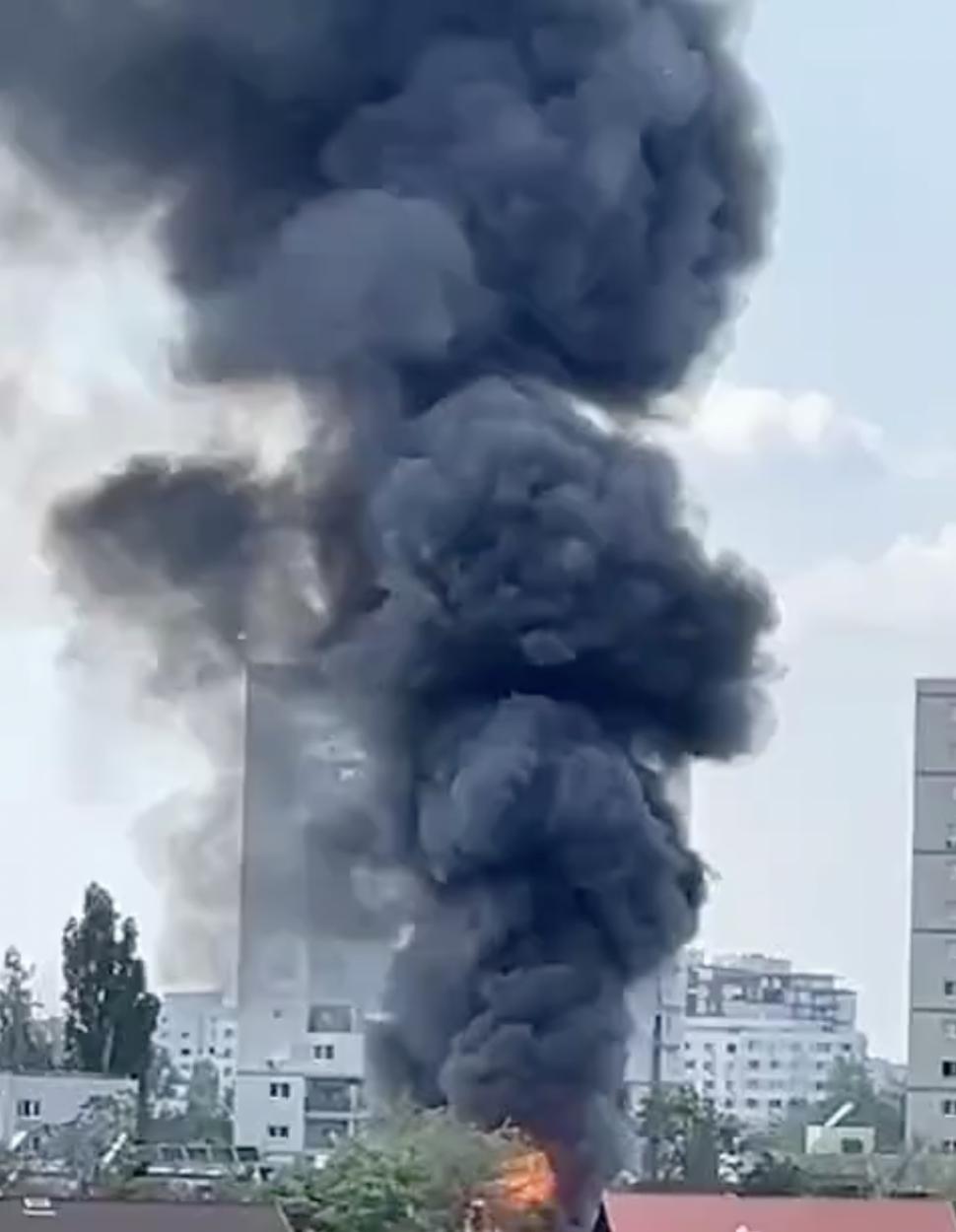 Explozie urmată de un incendiu puternic, în cartierul Titan din București: O persoană a fost rănită într-o casă cuprinsă de flăcări 967903