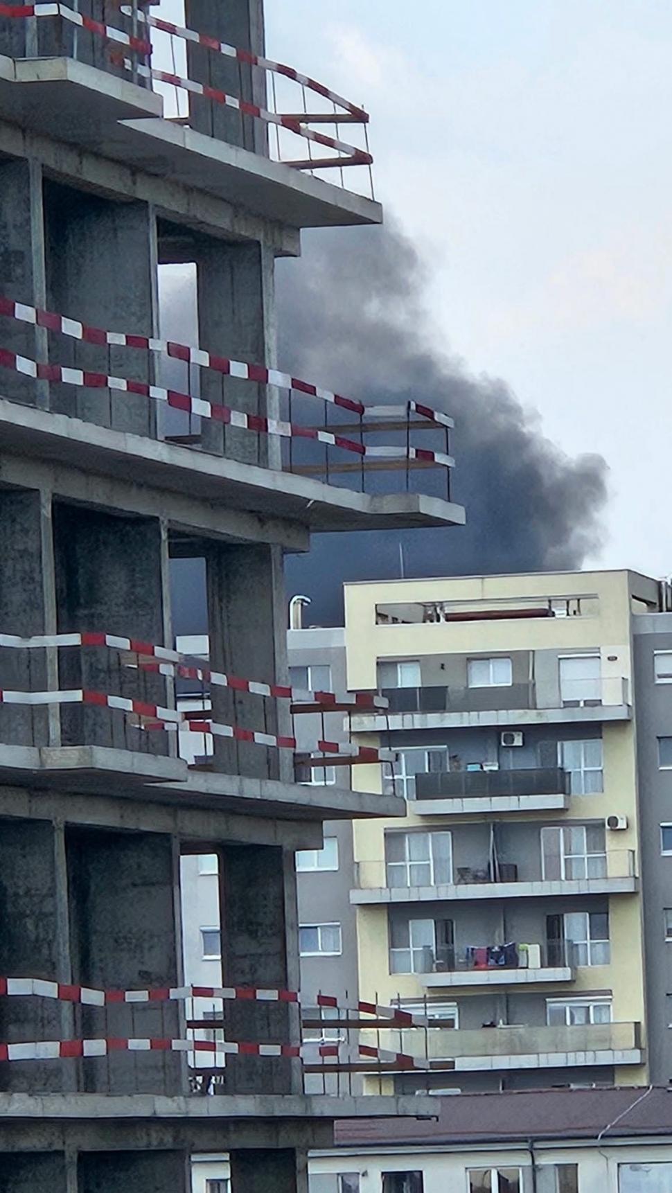 Explozie urmată de un incendiu puternic, în cartierul Titan din București: O persoană a fost rănită într-o casă cuprinsă de flăcări 967904