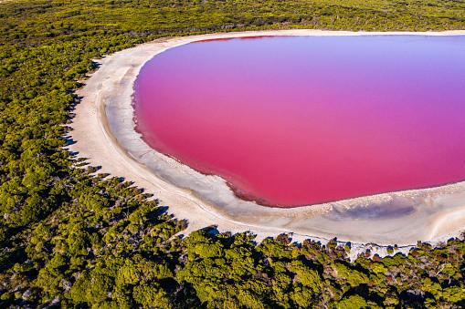 24 de locuri de pe Pământ care nu par reale: munți curcubeu, lacuri roz și peisaje extraterestre 967033