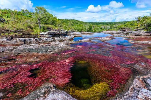24 de locuri de pe Pământ care nu par reale: munți curcubeu, lacuri roz și peisaje extraterestre 967036
