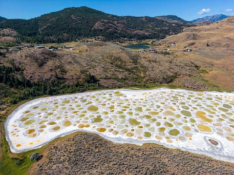 24 de locuri de pe Pământ care nu par reale: munți curcubeu, lacuri roz și peisaje extraterestre 967053