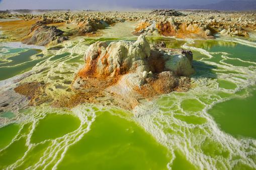 24 de locuri de pe Pământ care nu par reale: munți curcubeu, lacuri roz și peisaje extraterestre 967057