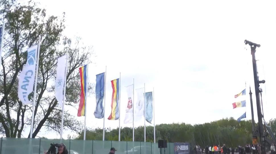 "Podul de flori" de peste Prut a fost survolat de avioanele "Șoimilor României". Sute de români au participat la inaugurarea lucrărilor 968116