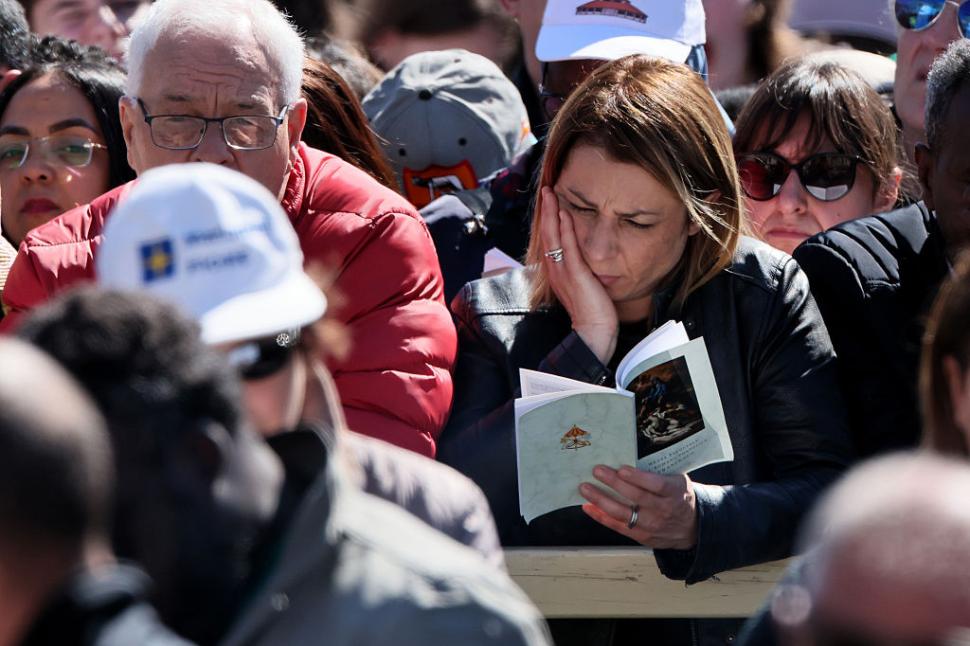 Război și pace în Basilica San Pietro. Ce nu s-a văzut la televizor de la înmormântarea Papei Francisc 968075