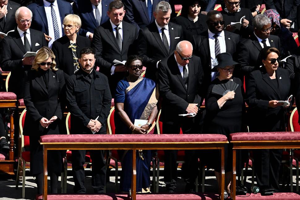 Război și pace în Basilica San Pietro. Ce nu s-a văzut la televizor de la înmormântarea Papei Francisc 968081