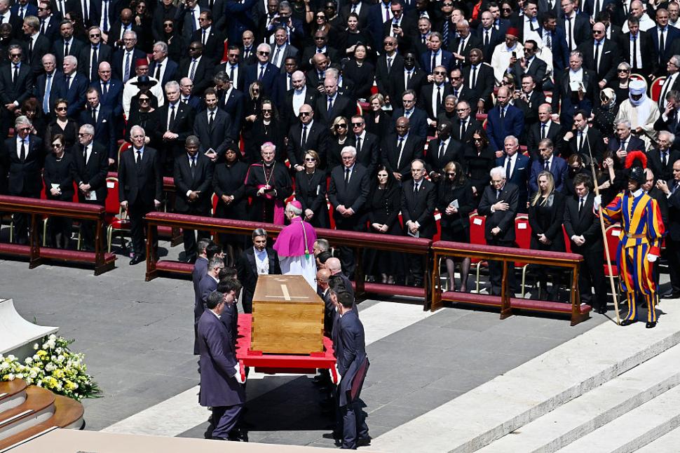 Război și pace în Basilica San Pietro. Ce nu s-a văzut la televizor de la înmormântarea Papei Francisc 968092