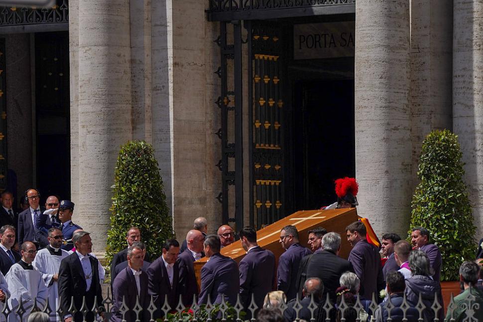 Război și pace în Basilica San Pietro. Ce nu s-a văzut la televizor de la înmormântarea Papei Francisc 968104