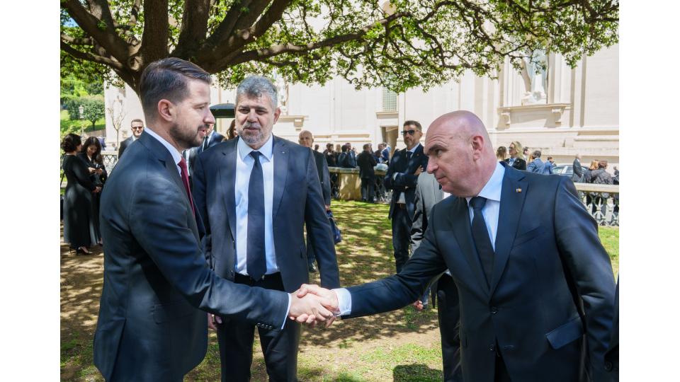 Ilie Bolojan a stat lângă Donald Trump în timpul funeraliilor Papei Francisc. Imagini inedite cu cei doi lideri 968172