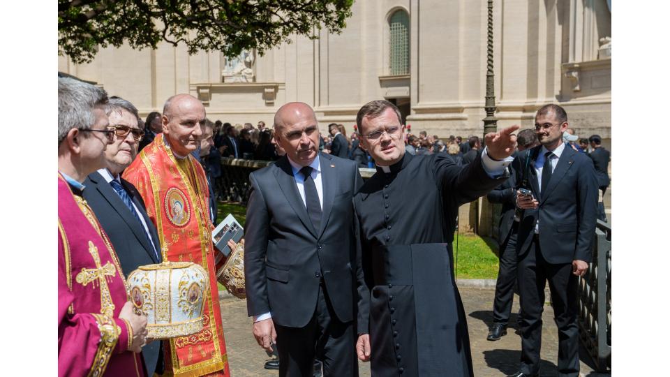 Ilie Bolojan a stat lângă Donald Trump în timpul funeraliilor Papei Francisc. Imagini inedite cu cei doi lideri 968173