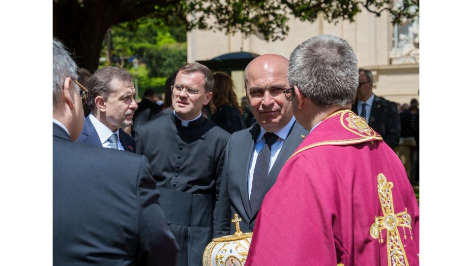 Ilie Bolojan a stat lângă Donald Trump în timpul funeraliilor Papei Francisc. Imagini inedite cu cei doi lideri 968174