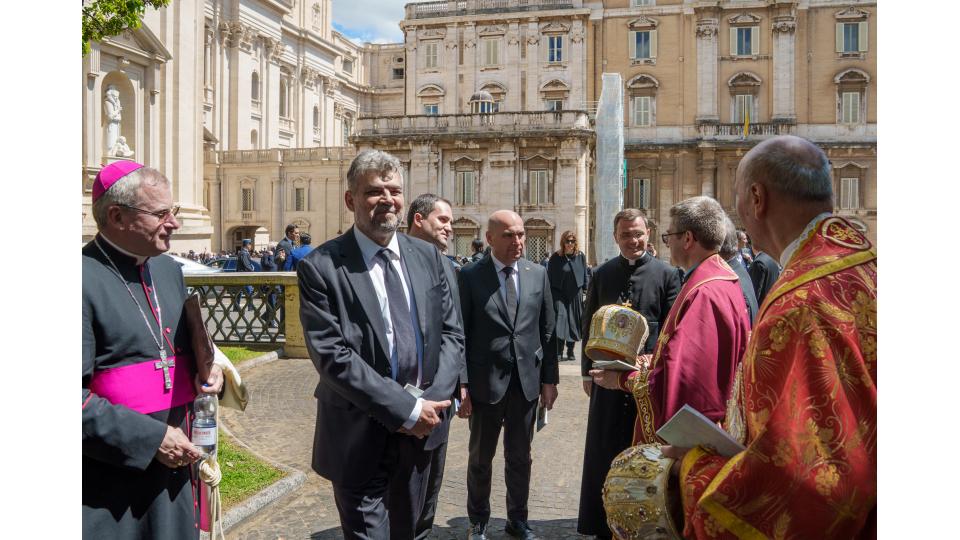 Ilie Bolojan a stat lângă Donald Trump în timpul funeraliilor Papei Francisc. Imagini inedite cu cei doi lideri 968175