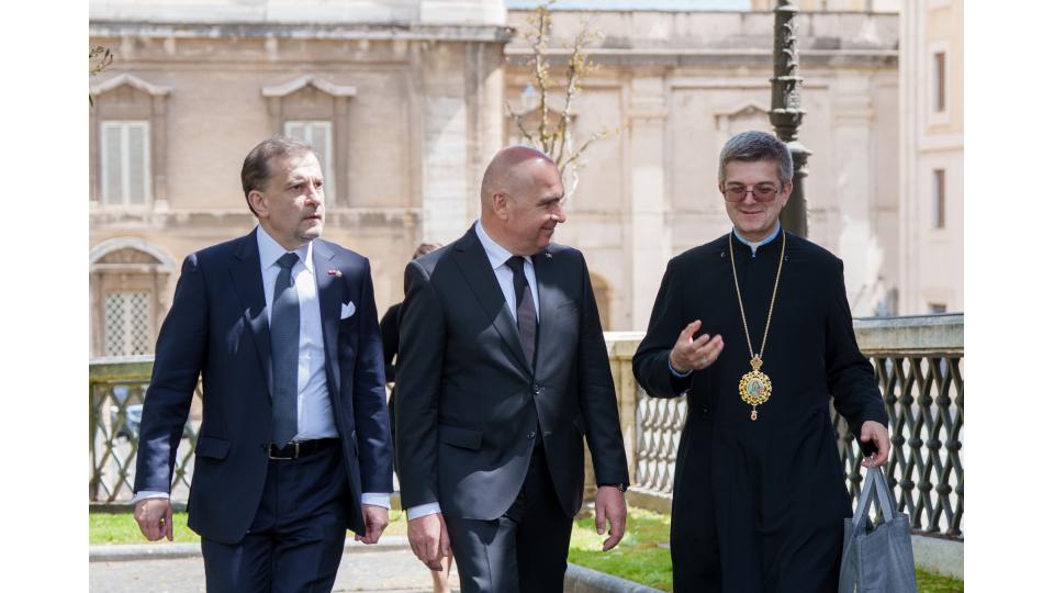 Ilie Bolojan a stat lângă Donald Trump în timpul funeraliilor Papei Francisc. Imagini inedite cu cei doi lideri 968176