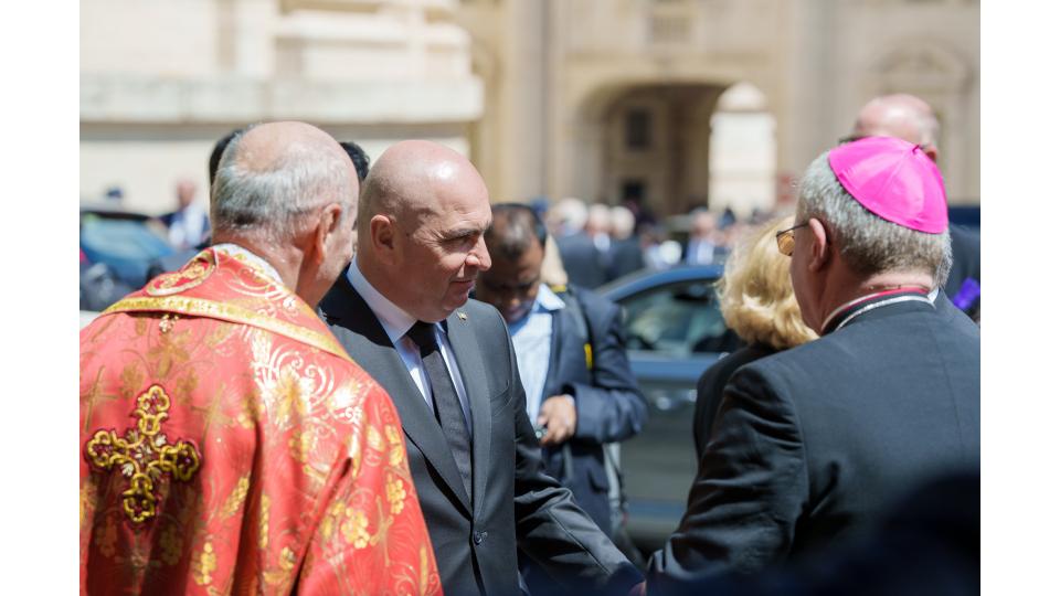 Ilie Bolojan a stat lângă Donald Trump în timpul funeraliilor Papei Francisc. Imagini inedite cu cei doi lideri 968177
