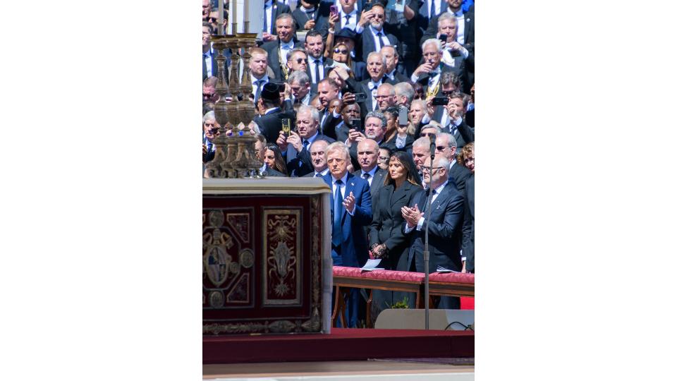 Ilie Bolojan a stat lângă Donald Trump în timpul funeraliilor Papei Francisc. Imagini inedite cu cei doi lideri 968178