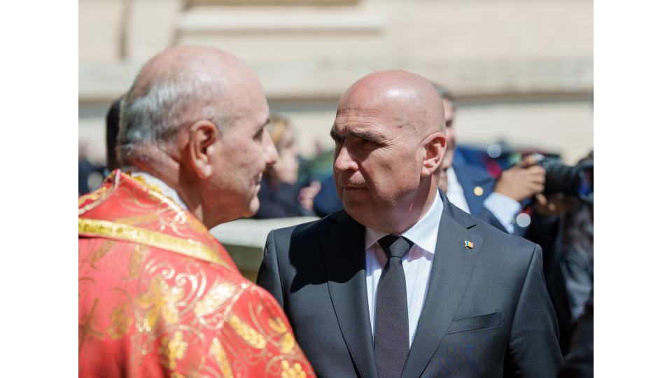 Ilie Bolojan a stat lângă Donald Trump în timpul funeraliilor Papei Francisc. Imagini inedite cu cei doi lideri 968179