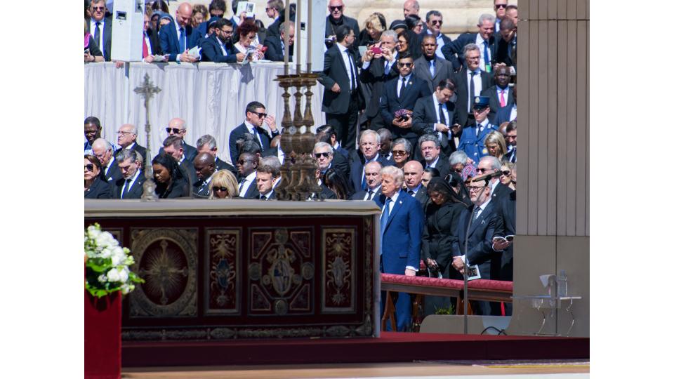 Ilie Bolojan a stat lângă Donald Trump în timpul funeraliilor Papei Francisc. Imagini inedite cu cei doi lideri 968180