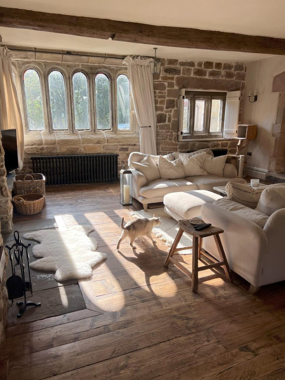 O femeie a găsit oase umane în pereții casei sale, apoi a descoperit un secret înfiorător 968483