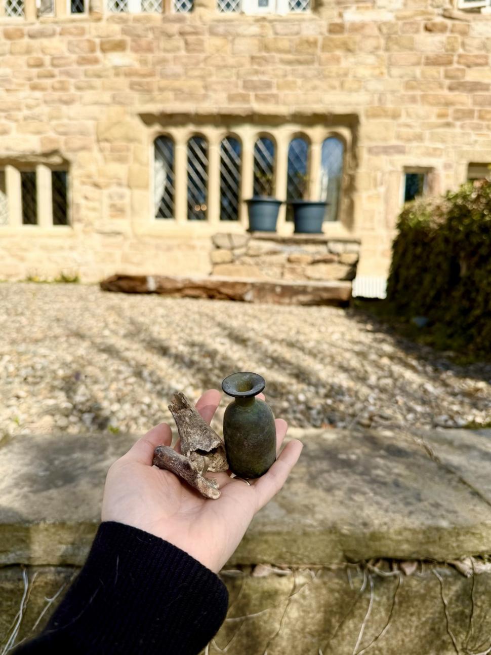 O femeie a găsit oase umane în pereții casei sale, apoi a descoperit un secret înfiorător 968488