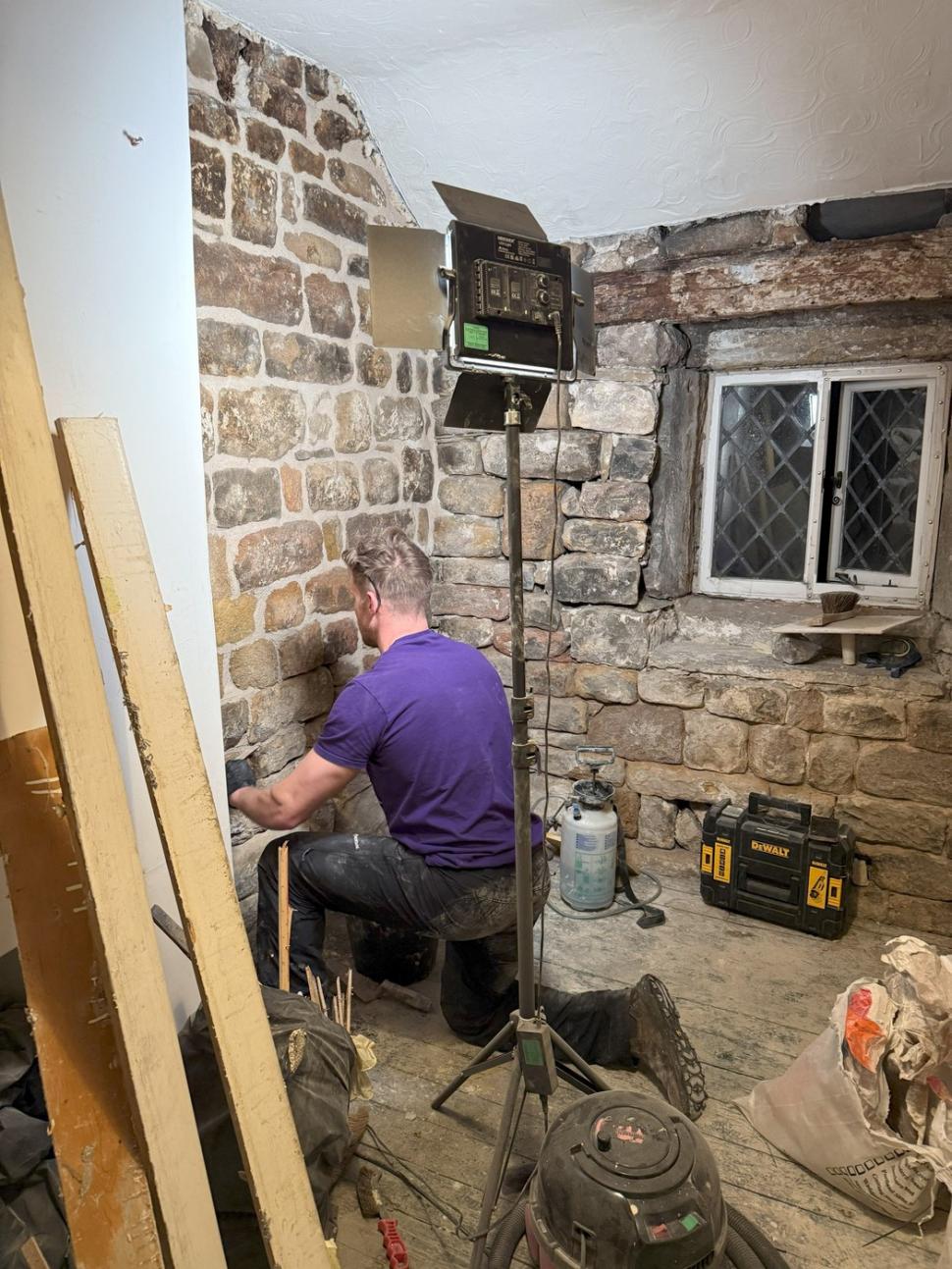 O femeie a găsit oase umane în pereții casei sale, apoi a descoperit un secret înfiorător 968490