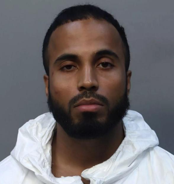 O fetiță de 3 ani a fost găsită alergând într-o parcare cu sânge pe față. Apoi mama ei a fost găsită moartă, în mașină 968659