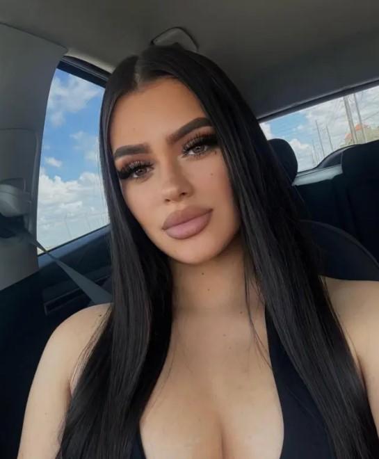 O fetiță de 3 ani a fost găsită alergând într-o parcare cu sânge pe față. Apoi mama ei a fost găsită moartă, în mașină 968661