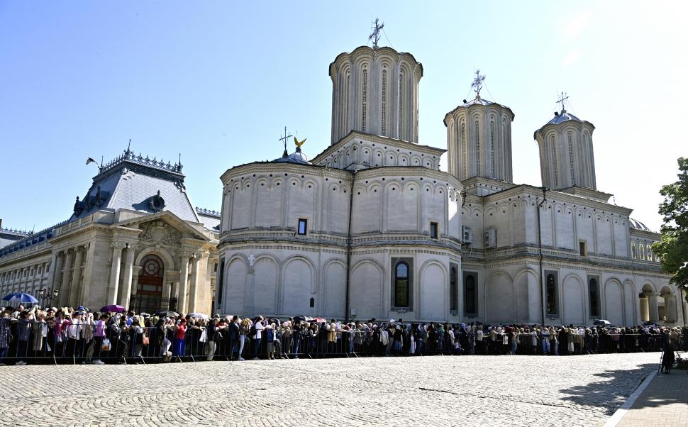 Sfintele Moaște ale Împărătesei Elena au ajuns în România. La ce mănăstire pot merge credincioşii în pelerinaj la racla Sfintei 968973