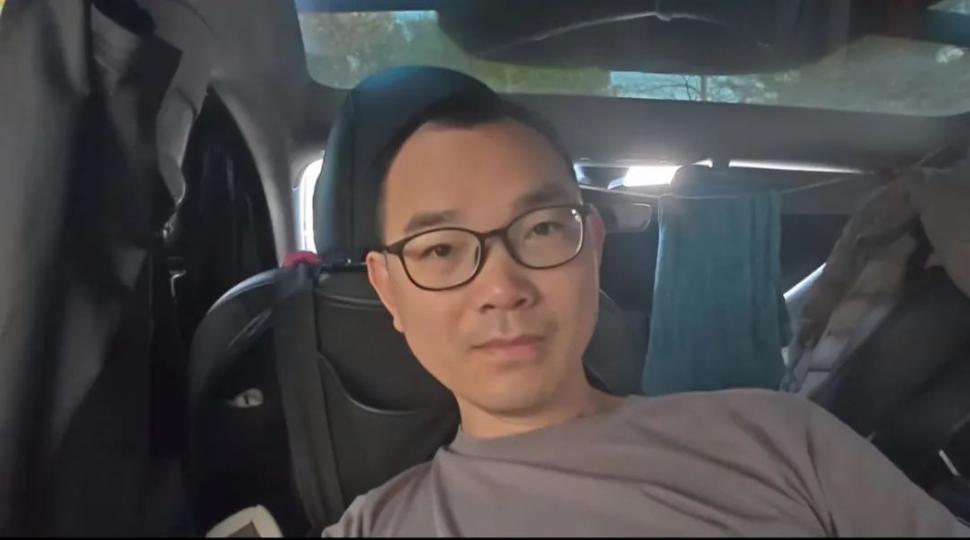 Un IT-ist trăiește în mașină de 4 ani, deși are casă cu patru etaje, iar motivul este complet neașteptat 968888