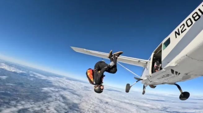 O femeie a murit într-un accident de parașutism. Poliția suspectează că nu și-a deschis parașuta în mod deliberat 969316