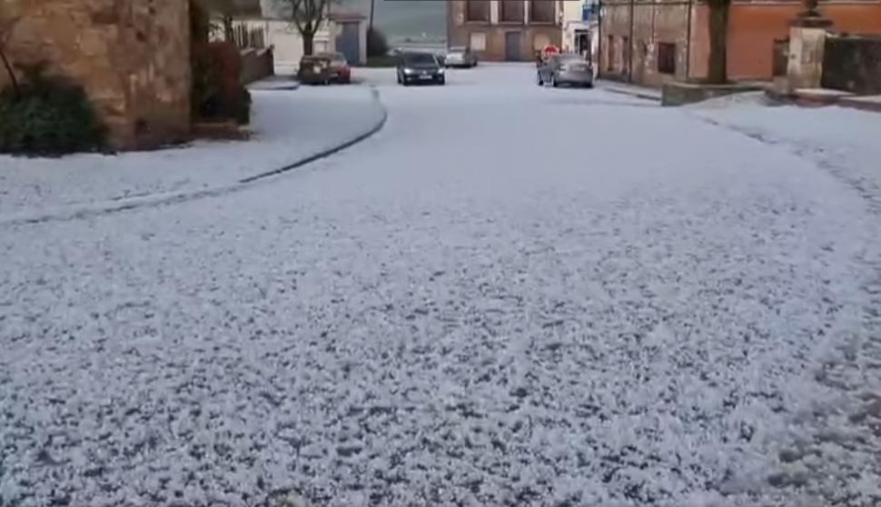 Grindină uriașă în Spania, la câteva zile după blackout. Au fost scoase excavatoare pe străzi pentru a îndepărta depunerile masive 969491