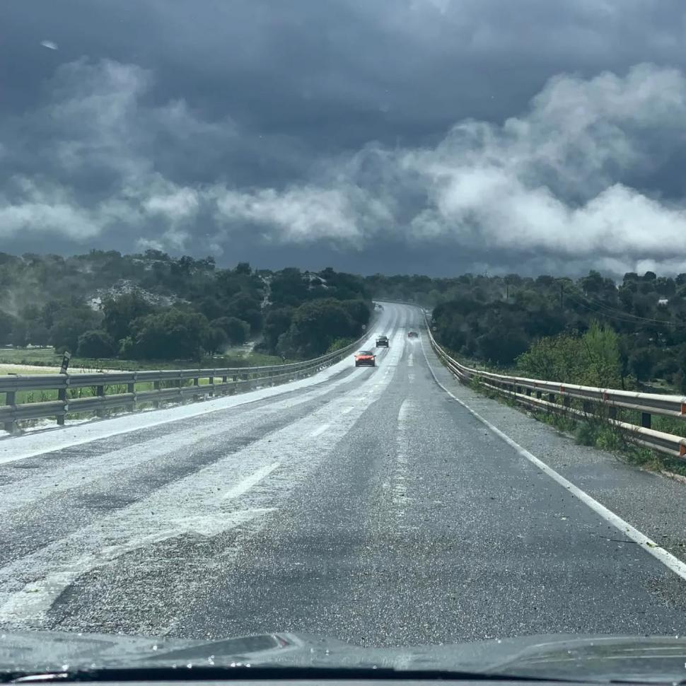 Grindină uriașă în Spania, la câteva zile după blackout. Au fost scoase excavatoare pe străzi pentru a îndepărta depunerile masive 969493